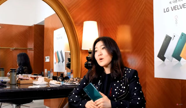 유명 스타일리스트 한혜연 씨가 LG 벨벳 디자인에 대해 설명하고 있다. /LG전자 영상 캡처
