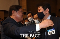 [TF포토] 이인영 원내대표와 포옹하는 김태년 신임 원내대표