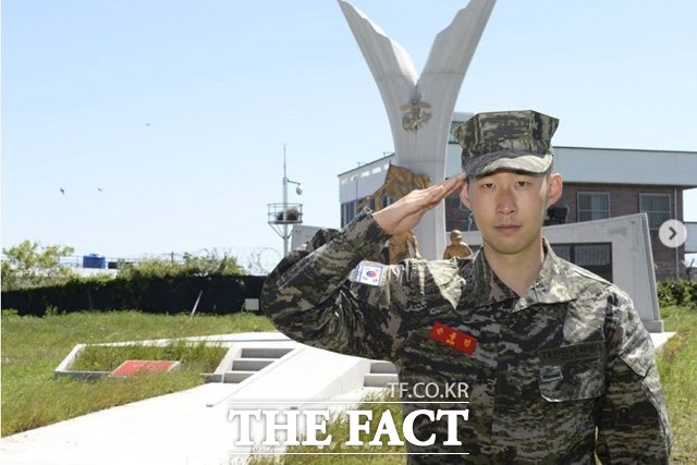 3주간의 기초군사훈련을 마친 손흥민이 해병의 상징 팔각모를 쓰고 경례를 하고 있다./해병대 인스타그램