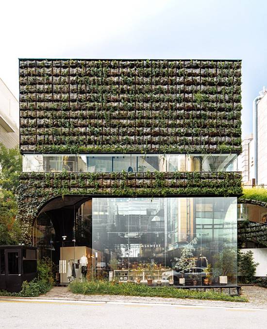 한섬이 코로나19 여파로 매출과 영업이익이 감소했다. 사진은 한섬의 라이프스타일 브랜드 더 캐시미어의 도산점 모습. /현대백화점그룹 제공