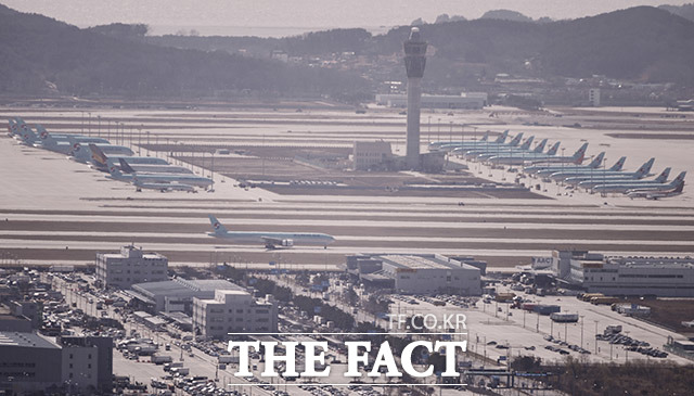 항공사들은 수요 증가를 대비하는 것이라고 말하지만, 사실상 여객 수요가 돌아오기까지 시간이 걸릴 것으로 전망되면서 항공사들의 고민이 깊어지고 있다. 사진은 인천 중구 백운산에서 바라본 인천국제공항. 하늘을 날아야 할 많은 항공기가 멈춰있다. /이덕인 기자