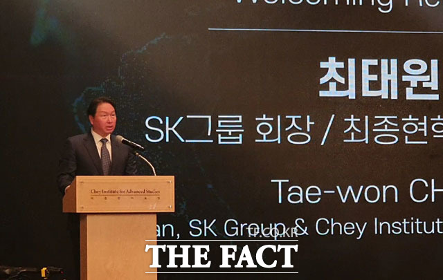 최태원 SK그룹 회장이 8일 오전 서울 강남구 한국고등교육재단에서 열린 최종현학술원·중앙일보 공동 주최 코로나19 위기와 대응, 그리고 미래 온라인 콘퍼런스에 참석해 코로나19 시대 기업의 역할에 대해 설명하고 있다. /이성락 기자