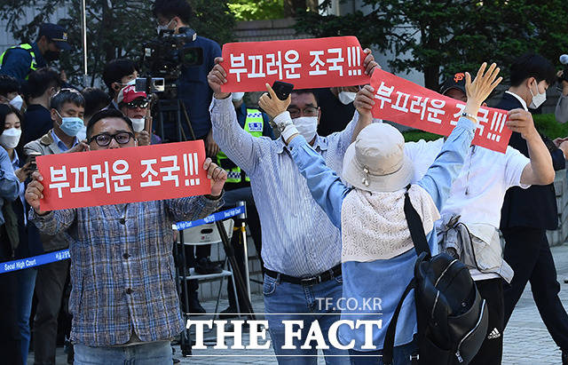 보수단체 회원들이 조국장관 반대 구호를 외치자 한 시민이 이를 제지하고 있다. /이동률 기자