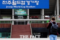 [TF포토] 'K리그 무관중 개막전 안내문 촬영하는 외국인'