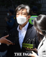 [TF포토] 취재진 질의에 답하는 조국 전 장관