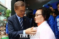  文대통령 '치매 국가책임제 발전 등 효도하는 정부 될 것'