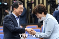 [TF포토] 반갑게 인사하는 김기현-김은혜