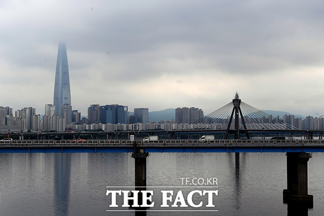 일요일인 10일 전국이 흐린 가운데 오후부터 차차 맑아지겠다. 중부지방에는 오전까지 비가 이어지고 낮 동안 비가 내리는 곳도 있겠다. /이선화 기자