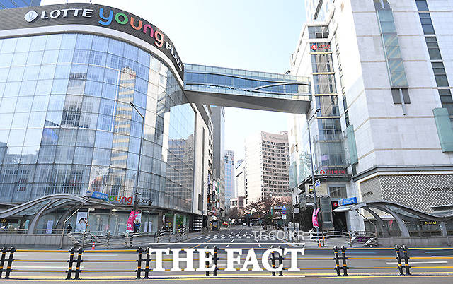 롯데백화점 본점 직원이 코로나19 확진 판정을 받았다. 이 사실을 확인한 백화점은 9일 영업을 조기 종료하고 방역 작업에 돌입했다. /더팩트 DB