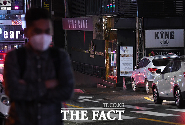 10일 정오 기준으로 서울 이태원 클럽 관련 신종 코로나바이러스 감염증 확진자는 총 54명으로 집계됐다. 사진은 용인 66번 환자가 다녀간 킹클럽의 문이 굳게 닫혀 있는 모습. /배정한 기자