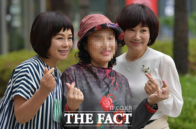 김혜영이 마지막 게스트 현숙(왼쪽), 애청자와 기념사진을 찍고 있다.