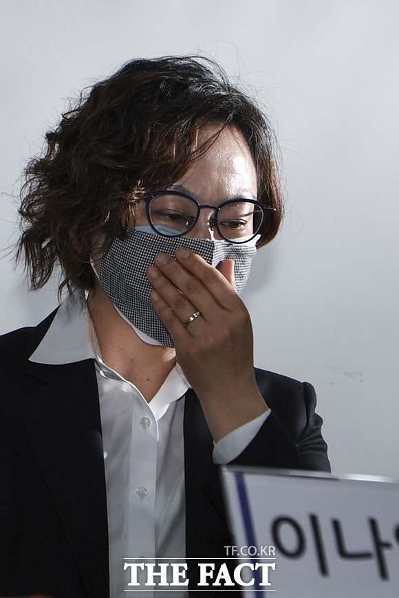 마스크 벗는 이나영 정의기억연대 이사장