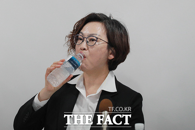 물마시는 이나영 정의기억연대 이사장