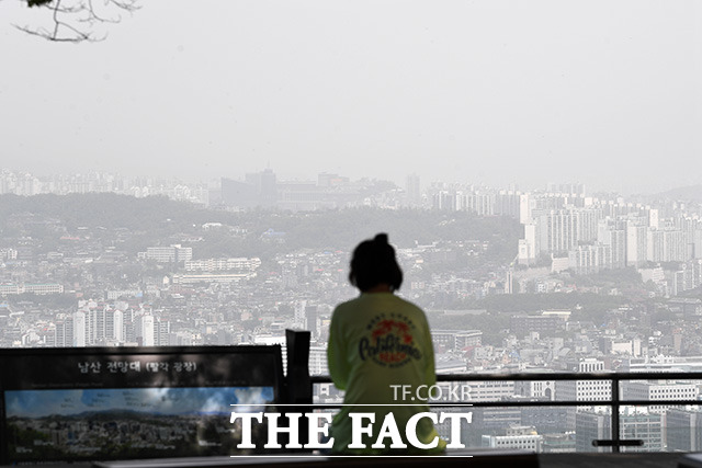 기상청에 따르면 12일은 전국이 대체로 흐리겠고, 미세먼지 농도는 수도권은 나쁨, 그 밖의 권역은 보통으로 예상된다. 11일 서울 용산구 남산공원에서 바라본 도심이 뿌연 모습. /남용희 기자