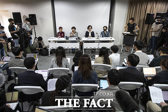 발언하는 한경희 정의기억연대 사무총장(왼쪽 두번째)