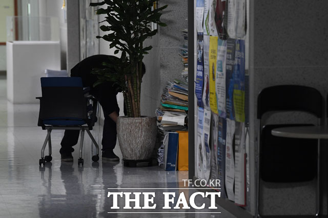 11일 오전 제21대 국회에 입성하지 못한 한 국회의원의 의원회관 의원실 앞에서 관계자가 책 등 집기를 나르고 있다. /국회=남윤호 기자