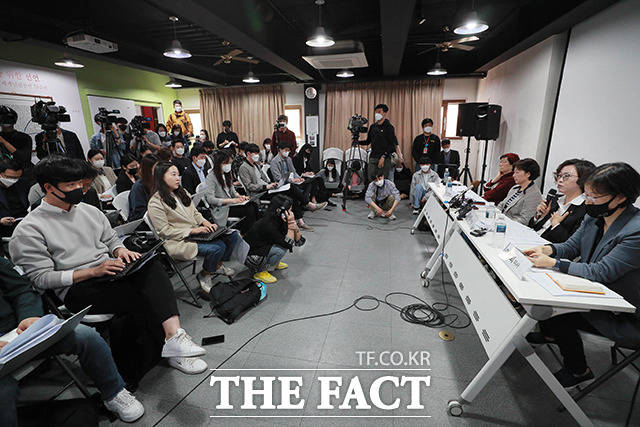 발언하는 이나영 정의기억연대 이사장(오른쪽 두번째)