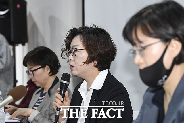 발언하는 이나영 정의기억연대 이사장(가운데)