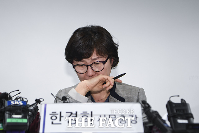 울먹이는 한경희 정의기억연대 사무총장