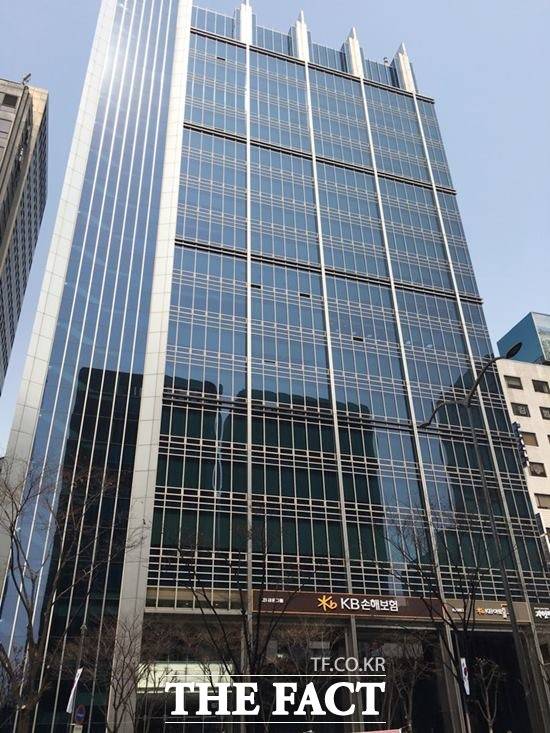 KB손해보험 직원이 코로나19 확진자와 밀접 접촉해 20여명의 직원들이 자가격리에 들어갔다. /더팩트 DB