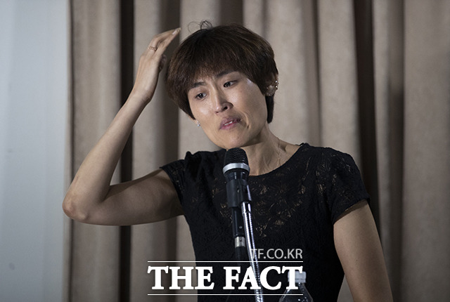 취재진 질문에 답변하는 오성희 정의기억연대 인권연대처장