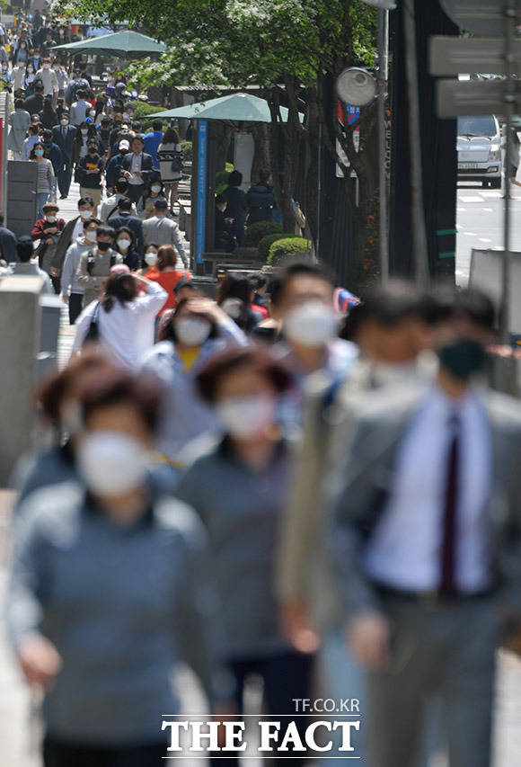 코로나19 집단감염이 계속 확산되고 있는 11일 오후 서울 강남구 강남대로 일대가 마스크를 쓴 사람들로 붐비고 있다. /이덕인 기자