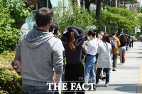 [TF포토] 선별진료소 앞 줄 선 시민들