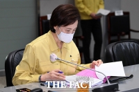 [TF포토] 코로나19 중대본 회의 참석해 자료 살피는 유은혜