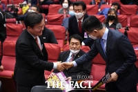 [TF포토] 악수 나누는 민경욱-김문수