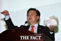 [TF포토] 파쇄된 투표용지 들고나온 민경욱