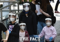 [TF포토] 안면 보호 마스크 착용한 가족