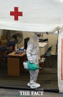 [TF포토] 선별진료소 소독하는 방역 관계자들