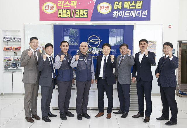 쌍용자동차 노동조합은 대리점 협의회, 노·사·민·정 협의체 등 이해관계자들과의 다양한 소통 창구를 통해 조속한 경영 정상화와 상생 협력 강화에 나섰다고 12일 밝혔다. 사진은 지난 6일 광교대리점을 찾은 노조가 중부 지역 영업본부 관계자들과 경영 정상화를 다짐하는 구호를 외치고 있는 모습. /쌍용자동차 제공