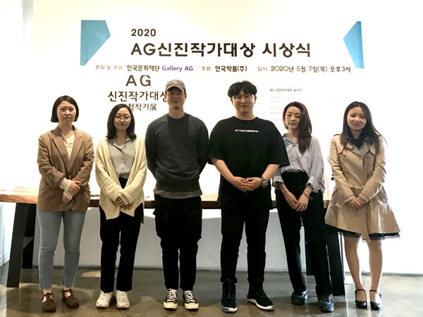 안국문화재단 갤러리AG는 지난 7일 2020 AG신진작가대상 공모전 최종 본심 시상식을 진행했다. 사진은 이번 공모전에서 수상한 작가들.(왼쪽부터 구샛별, 최윤지, 전가빈, 조성훈, 정지수, 이언정) /안국약품 제공