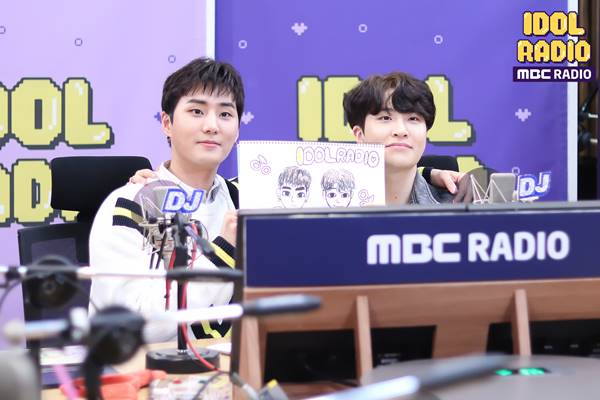 갓세븐의 영재(왼쪽)와 데이식스의 영케이가 MBC 라디오 아이돌 라디오에 새 DJ로 낙점됐다. 두 사람은 18일부터 정식 DJ로 활약할 예정이다. /MBC 라디오 제공