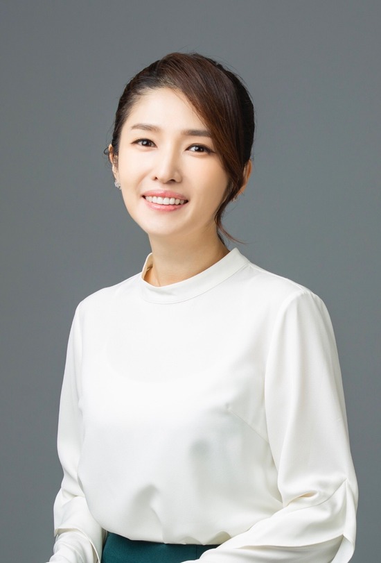 방송인 김경란이 13일 오후 8시 방송하는 TV조선 프로그램 나눔의 기적 진행을 맡았다. 6월 3일까지 4회에 걸쳐 매주 수요일 방송한다. /나승열작가 제공