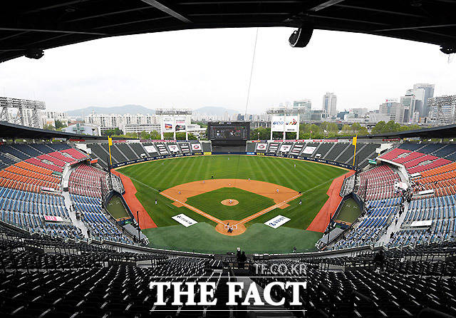 14일(목) 열리는 2020시즌 한국프로야구(KBO) 3경기를 대상으로 한 야구토토 스페셜 3회차 투표율을 중간 집계한 결과, 참가자의 47.08%가 한화-KIA(3경기)전에서 원정팀 KIA의 근소한 우세를 전망한 것으로 나타났다. 사진은 2020프로야구 잠실 개막전./이효균 기자