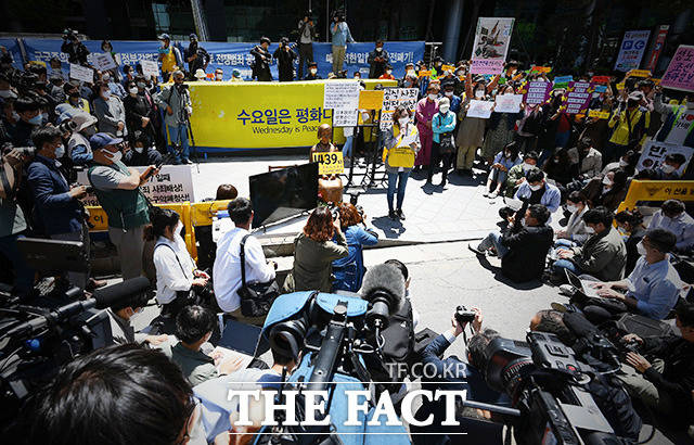 정의기억연대에 대한 후원금 회계 관련 논란이 이어지고 있는 13일 오후 서울 종로구 옛 일본대사관에서 열린 제1439차 일본군 성노예제 문제해결을 위한 정기 수요시위에서 이나영 정의연 이사장이 발언하고 있다. /이동률 기자