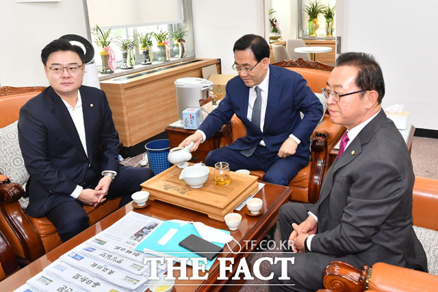 당무에 복귀한 주호영 미래통합당 원내대표(가운데)가 14일 오전 서울 여의도 국회 원내대표실에서 김성원 수석부대표(왼쪽), 이종배 정책위의장을 원내대표와 차담회를 갖고 있다. /국회=남윤호 기자