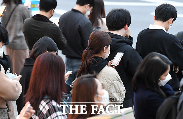 14일 취업포털 사람인에 따르면 직장인 10명 중 7명이 현재 자신이 다니고 있는 직장이 코로나19로 인해 위기를 겪거나 앞으로 겪을 것이라고 응답했다. /이효균 기자