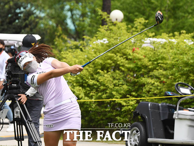 한국여자프로골프(KLPGA) 투어 KLPGA 챔피언십 1라운드가 14일 경기도 양주시 레이크우드CC에서 열린 가운데 조아연이 티샷을 하고 있다. / 양주=배정한 기자
