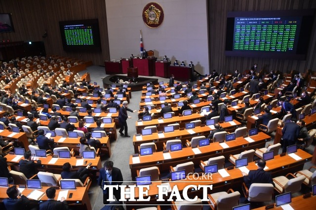 지난 2월 26일 국회 본회의에서 감염병의 예방 및 관리에 관한 법률 개정안이 통과되고 있는 모습. /남윤호 기자