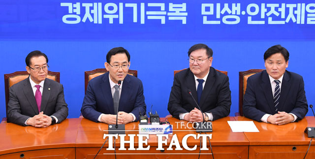 주호영 미래통합당 원내대표(왼쪽에서 두 번째)가 14일 오후 서울 여의도 국회에서 김태년 더불어민주당 원내대표와 회동을 갖고 인사말을 하고 있다. 왼쪽부터 미래통합당 이종배 정책위의장, 주호영 원내대표, 더불어민주당 김태년 원내대표, 김영진 원내총괄수석부대표. /국회=남윤호 기자