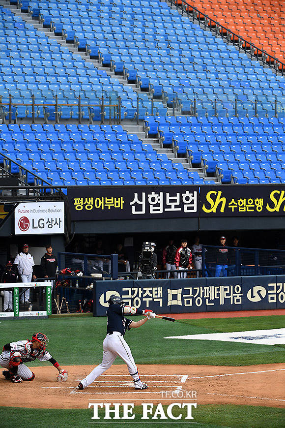 15일(금)에 열리는 2020시즌 한국프로야구(KBO) 3경기를 대상으로 한 야구토토 스페셜 10회차 투표율을 중간 집계한 결과, 참가자의 53.44%가 kt-삼성(2경기)전에서 원정팀 삼성의 우세를 전망한 것으로 나타났다. 사진은 2020 프로야구 잠실 개막전./이효균 기자