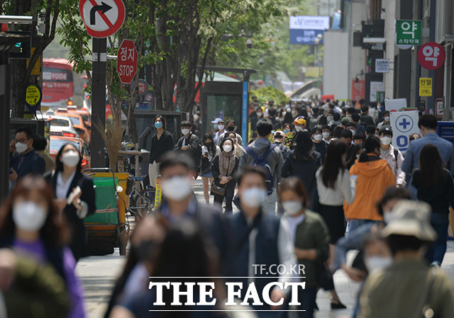 14일 재난지원금 사용 가맹점 지도에 따르면 서울 강남구에서 긴급재난지원금을 쓸 수 있는 가맹점은 총 4만6686곳으로 종로(2만1000곳)보다 두 배 이상 많은 것으로 나타났다. 사진은 코로나19 집단감염이 계속 확산되고 있는 지난 11일 오후 서울 강남구 강남대로 일대가 마스크를 쓴 사람들로 붐비고 있는 모습. /이덕인 기자