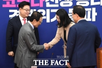 [TF포토] 배현진 대변인과 악수하는 이해찬