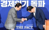 [TF포토] 이해찬 대표와 인사 나누는 주호영