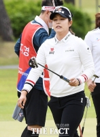 [TF사진관] 김지현, '오늘 퍼터가 마음에 안들어요~'