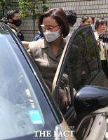 [TF포토] 운전석 오르는 정경심 교수