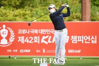 [TF포토] 마스크 착용하고 티샷하는 조정민